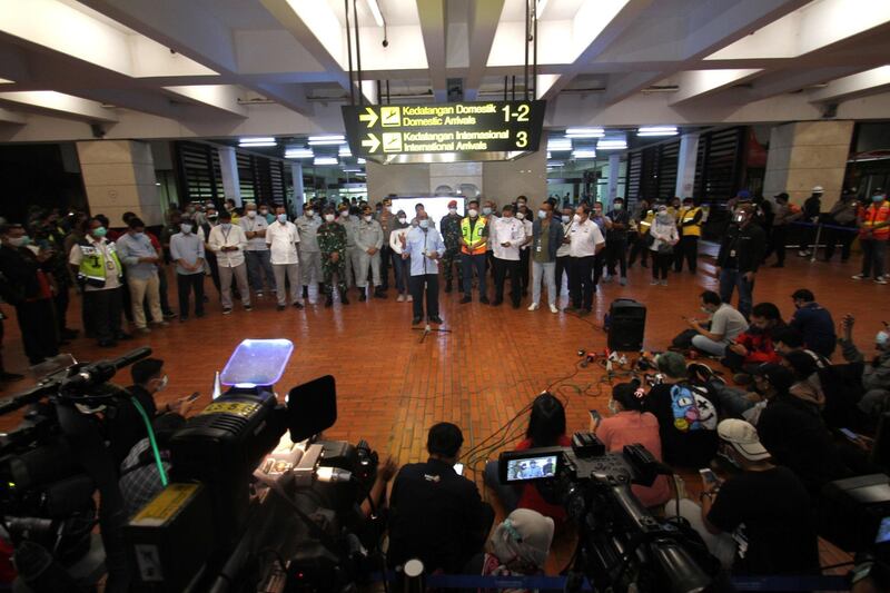 National Transportation Safety Committee chairman Suryanto Cahyono (C) speaks to the media about Sriwijaya Air flight SJY182 at the Soekarno-Hatta international airport in Tangerang.  AFP