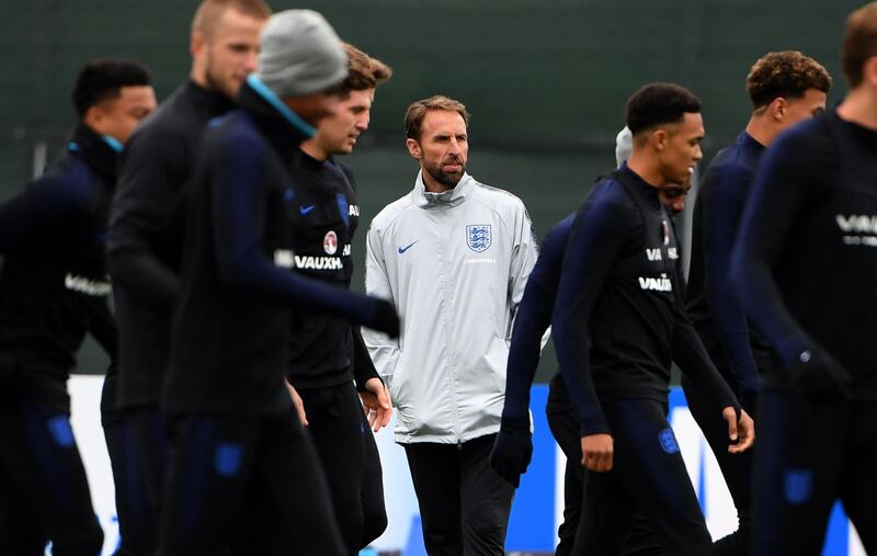England's coach Gareth Southgate (C) looks at his players during a training session in Repino on July 2, 2018 during the Russia 2018 World Cup football tournament.  / AFP / PAUL ELLIS
