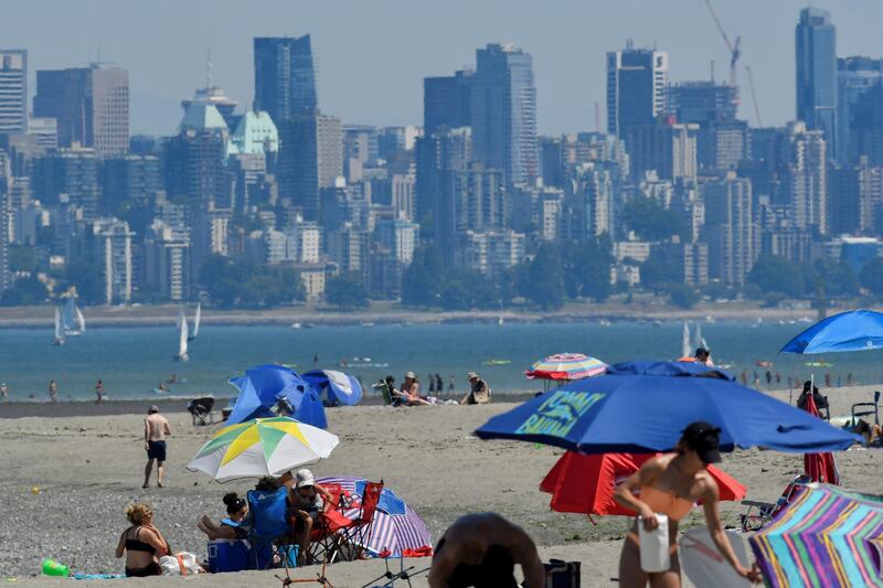 People head to the beach to cool off during the scorching weather of a heatwave in Vancouver, British Columbia, Canada June 27, 2021. REUTERS/Jennifer Gauthier