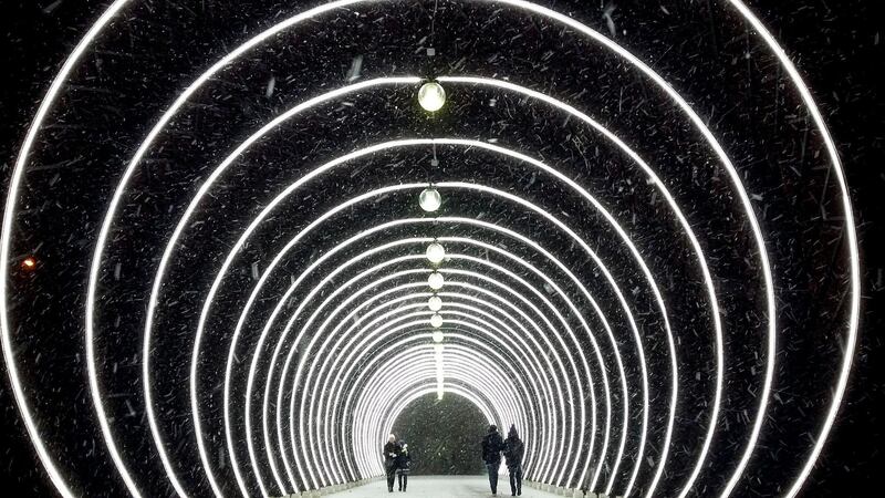 People walk under the major snowfall in central Moscow. The temperature in Russian capital dropped down to -2 degrees Celsius but due the wind and humidity condition it felt like -6 degrees. Kirill KUDRYAVTSEV / AFP