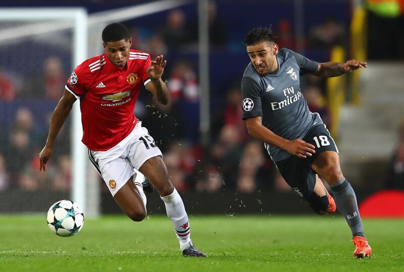 MANCHESTER, ENGLAND - OCTOBER 31: Eduardo Salvio of Benfica chases down Marcus Rashford of Manchester United during the UEFA Champions League group A match between Manchester United and SL Benfica at Old Trafford on October 31, 2017 in Manchester, United Kingdom.  (Photo by Michael Steele/Getty Images)