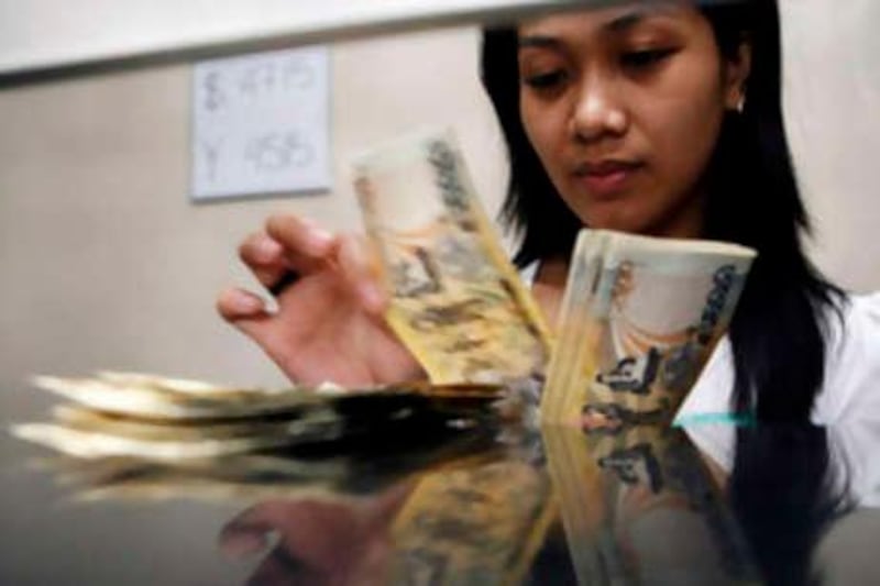 An employee counts peso notes inside a money changer in Manila's Makati financial district September 30, 2008. The South Korean won led Asian currencies lower as unnerved investor dumped emerging market assets after U.S. lawmakers unexpectedly rejected a $700 billion vote to bail out the country's ailing financial industry. The Philippine peso slid as low as 47.45 per dollar, down almost one percent to its lowest level since May 2007, but its losses were contained by suspected central bank intervention. REUTERS/Cheryl Ravelo (PHILIPPINES) *** Local Caption ***  MAN202_MARKETS-ASIA_0930_11.JPG