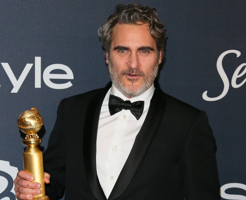 US actor Joaquin Phoenix poses with his award for Best Performance by an Actor in a Motion Picture - Drama as he attends the 21st Annual InStyle And Warner Bros. Pictures Golden Globe After-Party in Beverly Hills, California on January 5, 2020. / AFP / Jean-Baptiste LACROIX
