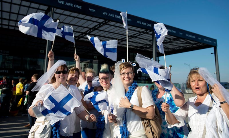 epa03706505 Finnish fans arrive for the Grand Final of the 58th annual Eurovision Song Contest at the Malmo Arena, in Malmo, Sweden, 18 May 2013. Twenty-six finalists are competing in the grand final.  EPA/JESSICA GOW SWEDEN OUT *** Local Caption ***  03706505.jpg