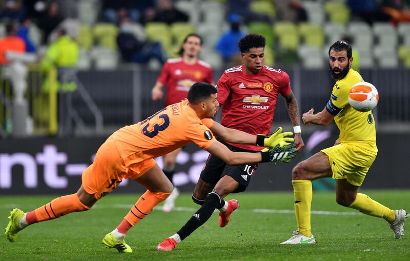 Goalkeeper Geronimo Rulli of Villarreal (L) in action against Marcus Rashford. EPA