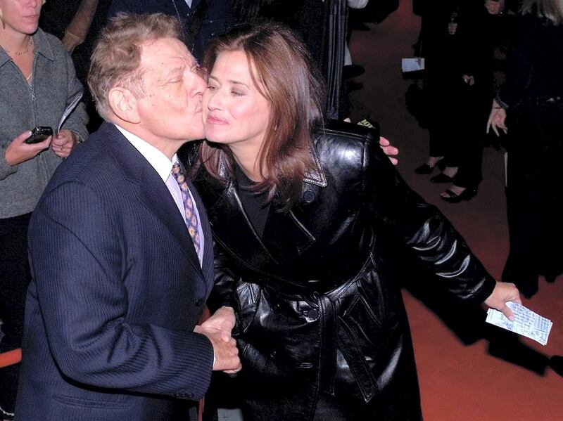 US actor Jerry Stiller (L) gives US actress Lorraine Bracco a kiss as they arrive at Madison Square Garden for the Barbra Streisand concert, 28 September 2000, in New York City. Streisand has announced that the show will be the last of her career.  AFP PHOTO/Matt CAMPBELL (Photo by MATT CAMPBELL / AFP)