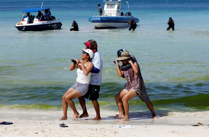 Policemen conduct a mock hostage taking of a tourists during a drill, one day before the temporary closure of the holiday island Boracay, in the Philippines April 25, 2018. Erik De Castro / Reuters