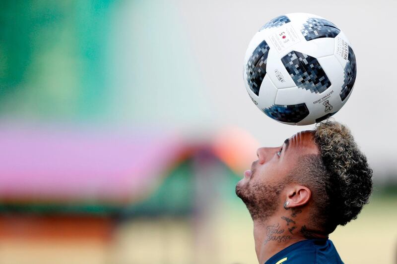 Neymar controls the ball. Adrian Dennis / AFP