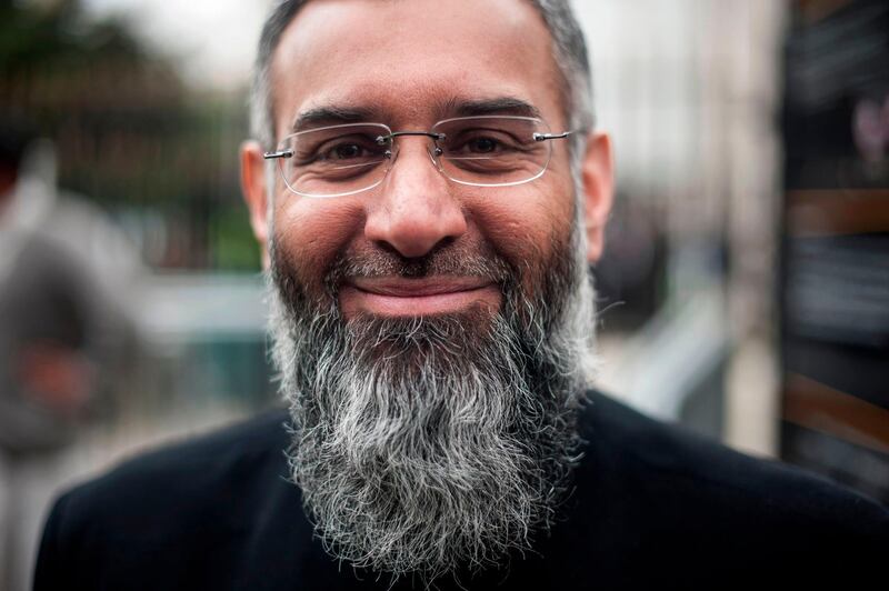 (FILES) In this file photo taken on April 03, 2015 In a picture taken on April 3, 2015 British muslim cleric Anjem Choudary poses for a photograph after attending a rally calling for muslims to refrain from voting in the 2015 general election during outside the Regents Park mosque in London.  Radical cleric Anjem Choudary, long a thorn in the side of British authorities, was released from prison on October 19, 2018 having served half his sentence for encouraging support for the Islamic State group, British media reported. / AFP / NIKLAS HALLE'N
