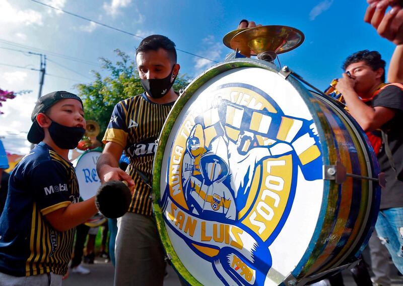 Fans of Atletico de San Luis play the drum as they cheer for their team before a Mexican Aperturna tournament football match against Monterrey, outside the Alfonso Lastras stadium in San Luis Potosi, Mexico, on September 20, 2020, amid the COVID-19 coronavirus pandemic.  The tournament is played without spectators as a preventive measure against the spread of COVID-19. / AFP / VICTOR CRUZ
