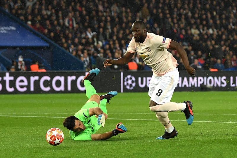 PARIS, FRANCE - MARCH 06:  Romelu Lukaku of Manchester United goes past Gianluigi Buffon of PSG to score his sides first goal during the UEFA Champions League Round of 16 Second Leg match between Paris Saint-Germain and Manchester United at Parc des Princes on March 06, 2019 in Paris, . (Photo by Shaun Botterill/Getty Images)