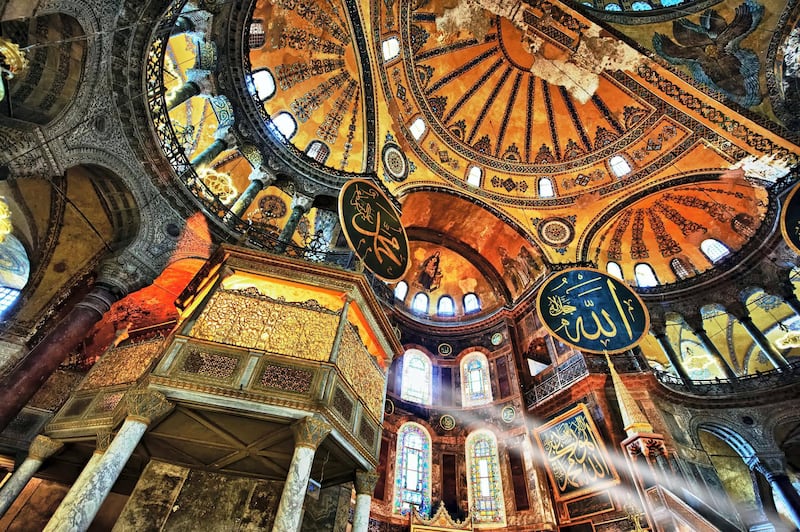 D20J8K The Islamic decoration on the domes of the interior of Hagia Sophia ( Ayasofya ) , Istanbul, Turkey