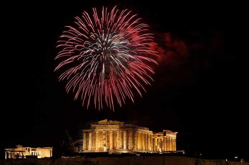 Fireworks explode over the temple of the Parthenon atop the hill of the Acropolis during New Year's day celebrations in Athens January 1, 2012. REUTERS/John Kolesidis (GREECE - Tags: ANNIVERSARY SOCIETY) *** Local Caption ***  ATH01_GREECE-_1231_11.JPG