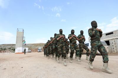 Fighters from the Jaysh al-Izza (the Army of Glory), affiliated with the Turkish-backed Free Syrian Army, take part in a training session in the northwestern Syrian city of Idlib on April 9, 2018. / AFP PHOTO / OMAR HAJ KADOUR