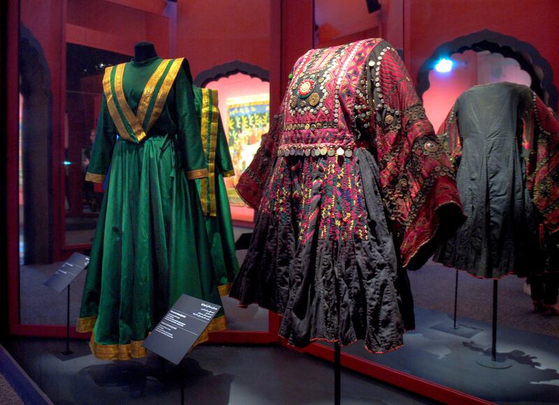 Women's dress (jumlo) from the first half of the 20th century made of embordered cotton and silk from Sindh, Pakistan, and metal and plastic
