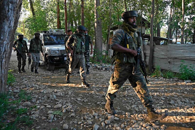 Indian government forces are seen during a cordon and search operation following reports of the presence of militants, at Kawoosa Khalisa area of Budgam district, in Srinagar on September 7, 2020. / AFP / Tauseef MUSTAFA
