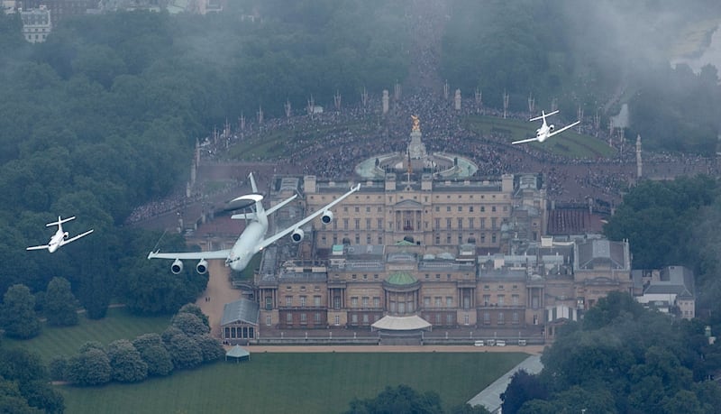 A E-3D or AWACS flanked by two HS 125s fly over Buckingham Palace in 2014