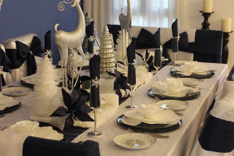 A  blue-and-white 'dashing through the midnight snow'-themed tablescape in Janet Manning Waite's home. Photo: Janet Manning Waite