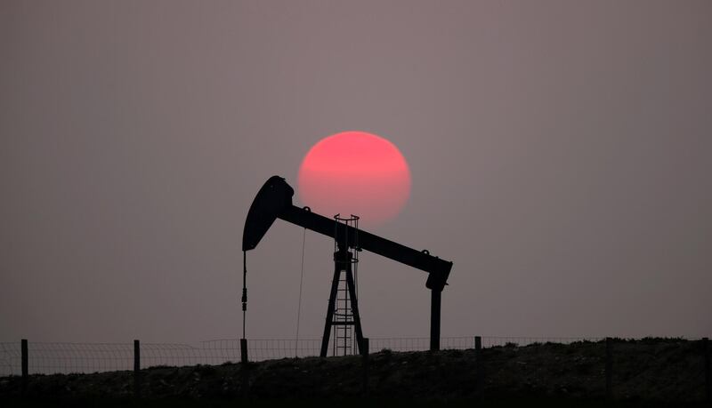 FILE PHOTO: The sun sets behind an oil pump outside Saint-Fiacre, near Paris, France March 28, 2019. REUTERS/Christian Hartmann/File Photo