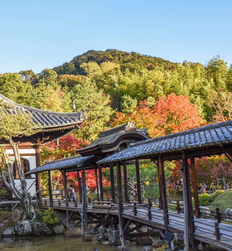Kodai-ji Temple commands an attractive location at the foot of the Higashiyama Ryozen mountains. 