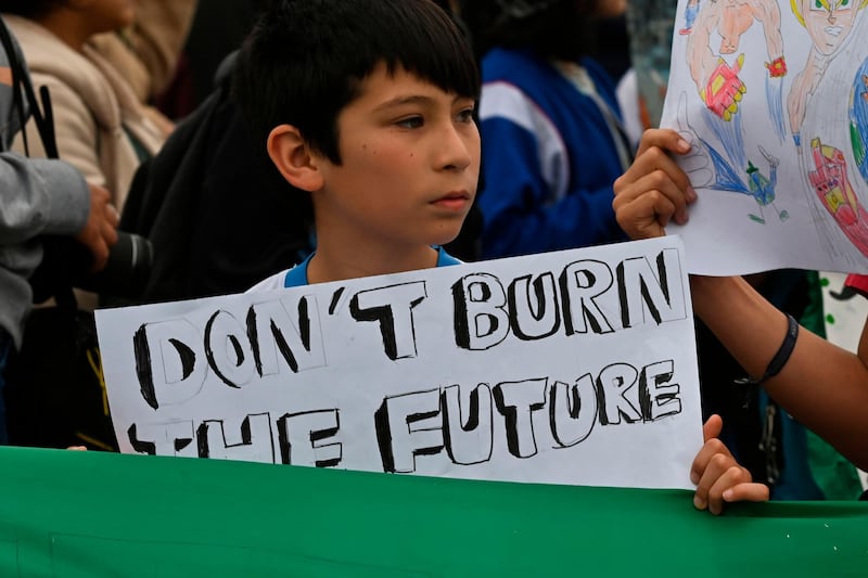 A child holds a sign during a protest in Lima, Peru, on September 20, 2019, in the framework of the "Friday for the planet" global demo against climate change.  A Youth Climate Summit will take place at the United Nations on Saturday. UN Secretary-General Antonio Guterres will then host an emergency summit on Monday in which he will urge world leaders to raise their commitments made in the 2015 Paris climate accord. / AFP / Cris BOURONCLE
