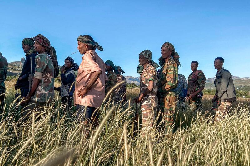 TOPSHOT - Amhara militia men, that combat alongside federal and regional forces against northern region of Tigray, receive training in the outskirts of the village of Addis Zemen, north of Bahir Dar, Ethiopia, on November 10, 2020. / AFP / EDUARDO SOTERAS
