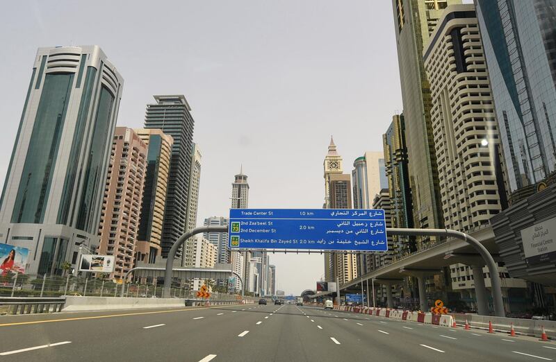 The empty Sheikh Zayed street in Dubai is pictured on March 27, 2020  amid the COVID-19 coronavirus pandemic. / AFP / KARIM SAHIB
