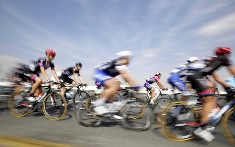 epa05140905 The pack is on the way on the Emirates Road Highway during the first stage of the Dubai Tour 2016 cycling race in Dubai, United Arab Emirates, 03 February 2016.  EPA/ALI HAIDER