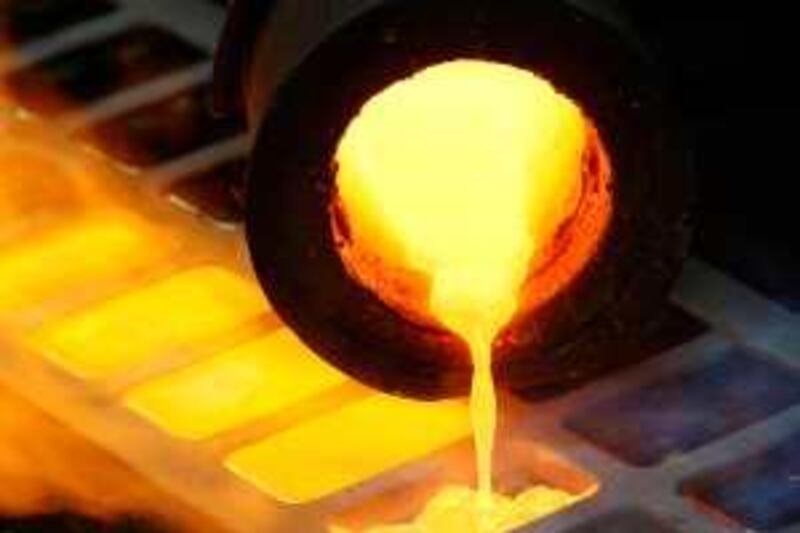 Melted gold flows out of a smelter into a mould at a plant of gold refiner in Istanbul February 27, 2009. Gold extended gains to session highs in Europe on Friday as risk aversion spurred by worse-than- expected U.S. GDP data lifted the metal from the two-week lows it hit earlier in the day. REUTERS/Osman Orsal (TURKEY) *** Local Caption ***  OSM14_MARKETS-PRECI_0227_11.JPG *** Local Caption ***  OSM14_MARKETS-PRECI_0227_11.JPG