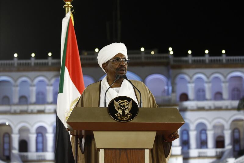 Sudanese President Omar al-Bashir delivers a speech to the nation on February 22, 2019, at the presidential palace in the capital Khartoum.  Bashir declared a nationwide state of emergency on today and dissolved the government, in an effort to quell weeks of demonstrations that have rocked his iron-fisted rule of three decades. / AFP / ASHRAF SHAZLY
