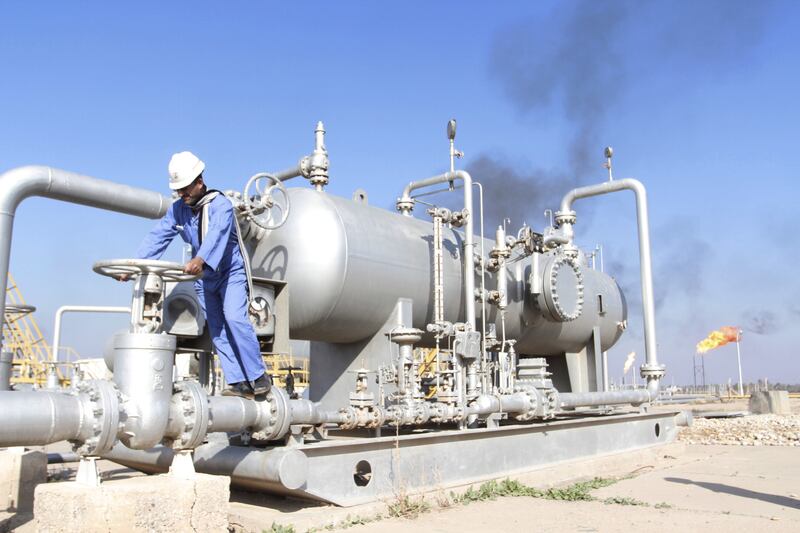 A worker checks the valve of an oil pipe at Nahr Bin Umar oil field, north of Basra, Iraq December 21, 2015. Iraq has signed deals worth $1.4 billion to ship about 160,000 barrels per day of crude to two Indian refiners in 2016, sources said, upping the ante in a race among exporters to cement their market share in Asia - the world's top oil consuming region.  Picture taken December 21, 2015. REUTERS/Essam Al-Sudani