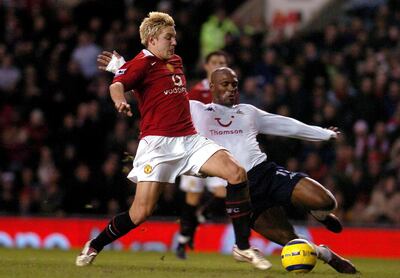 Manchester United's Alan Smith (R) fights for the ball with Spurs' Noe Paramot during their Premiereship clash at Old Trafford in Manchester, Britain, 04 January 2005.        AFP PHOTO/PAUL BARKER (Photo by PAUL BARKER / AFP)