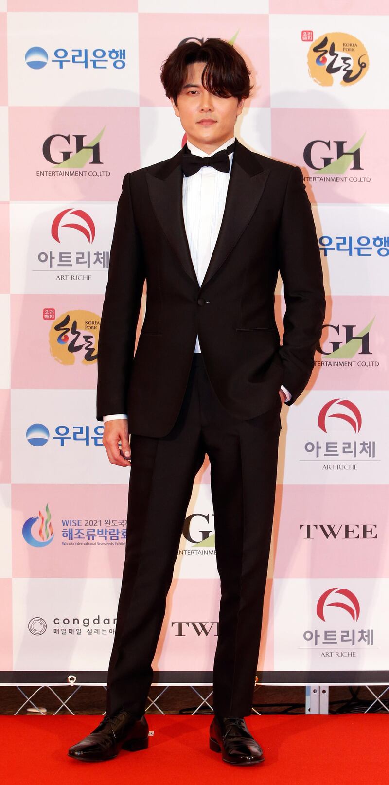 Jae Hee arrives for the 56th Daejong Film Awards ceremony. EPA