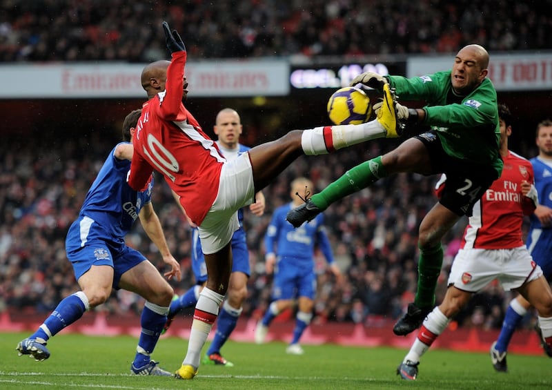 LONDON, ENGLAND - JANUARY 09: Tim Howard of Everton makes a save from William Gallas of Arsenal during the Barclays Premier League match between Arsenal and Everton at Emirates Stadium on January 9, 2010 in London, England.  (Photo by Shaun Botterill/Getty Images)