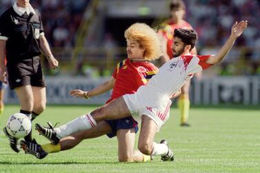 United Arab Emirates' defender Meer Abdulrahman (R) battles for the ball with Colombian midfielder Carlos Valderrama during the World Cup first round soccer match between Colombia and the United Arab Emirates 09 June 1990 in Bologna. Valderrama scored one goal as Colombia won 2-0. AFP PHOTO