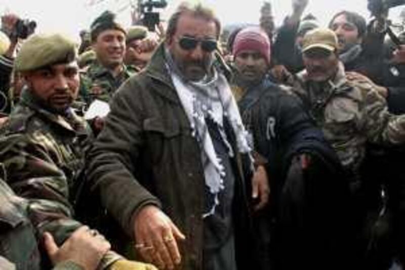 Wearing a black-and-white keffiyeh to show solidarity with
Palestinians in the backdrop of Gaza bombing Indian movie star Sanjay
Dutt arrives amidst tight security at a location in Srinagar to shoot
for Lamha

Pictures by Habibullah Naqash *** Local Caption ***  BollywoodReturns3.jpg