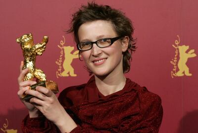 FILE PHOTO: Bosnian director Jasmila Zbanic poses with her Golden Berlin Bear after the awarding ceremony at the 56th Berlinale International Film Festival in Berlin February 18, 2006. Zbanic won the award for the Best Film 'Gbravica'.     REUTERS/Arnd Wiegmann/File Photo