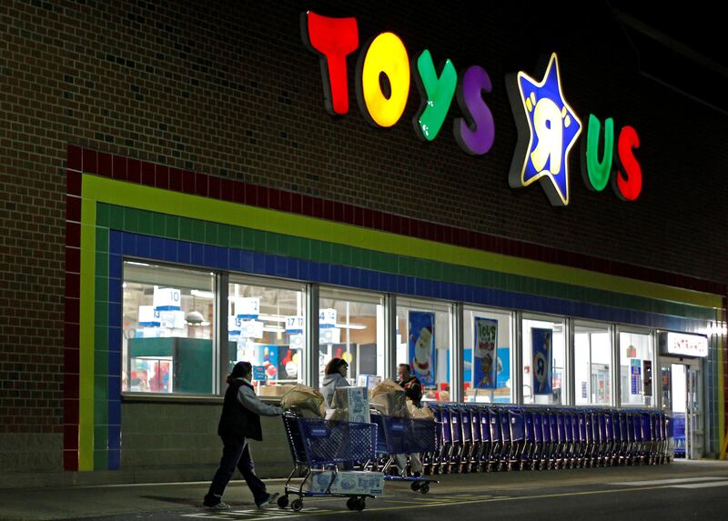FILE PHOTO:  Consumers leave a Toys R Us store with full shopping carts after shopping on the day dubbed "Black Friday" in Framingham, Massachusetts, U.S., November 25, 2011.   REUTERS/Adam Hunger/File Photo