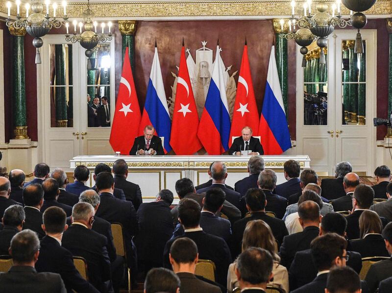 TOPSHOT - Russian President Vladimir Putin (R) and Turkish President Recep Tayyip Erdogan give a joint press conference at the Kremlin in Moscow on April 8, 2019.  / AFP / Alexander NEMENOV
