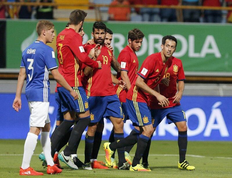 Diego Costa celebrates with his teammates after scoring. JL Cereijido / EPA