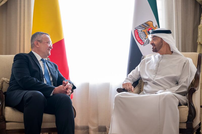 The President, Sheikh Mohamed, speaks with Mr Ciuca during a Sea Palace barza. 