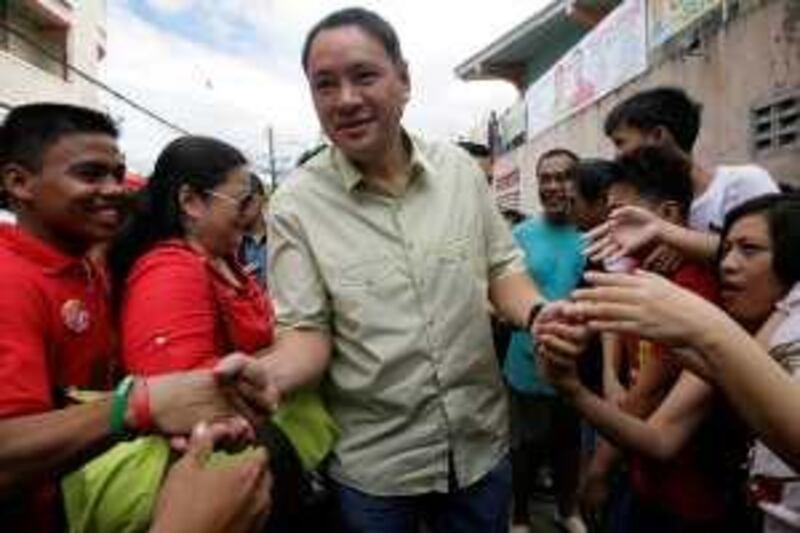 The Philippine administration's presidential candidate Gilberto Teodoro greets residents while campaigning for the upcoming May election in Marikina City, Metro Manila March 23, 2010. REUTERS/Cheryl Ravelo   (PHILIPPINES - Tags: POLITICS ELECTIONS)