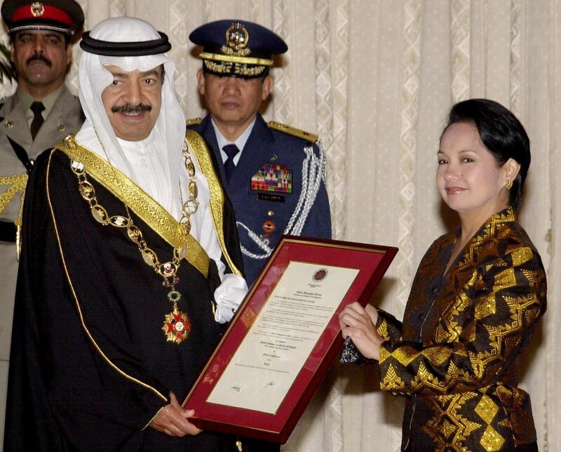 Philippine President Gloria Arroyo (R) confers the Order of Sikatuna award to Bahrain Prime Minister Sheikh Khalifa bin Salman al-Khalifa (L) at the Malacanang presidential palace 07 November 2001.   Sheikh Khalifa is on a three-day visit to Manila as part of his Asian tour.  AFP PHOTO/  ROMEO GACAD (Photo by ROMEO GACAD / AFP)