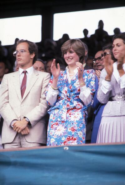 Le prince Albert de Monaco et Diana Spencer lors du tournoi de tennis de Wimbledon en juillet 1981 Ã  Londres, Royaume-Uni. (Photo by Art SEITZ/Gamma-Rapho via Getty Images)
