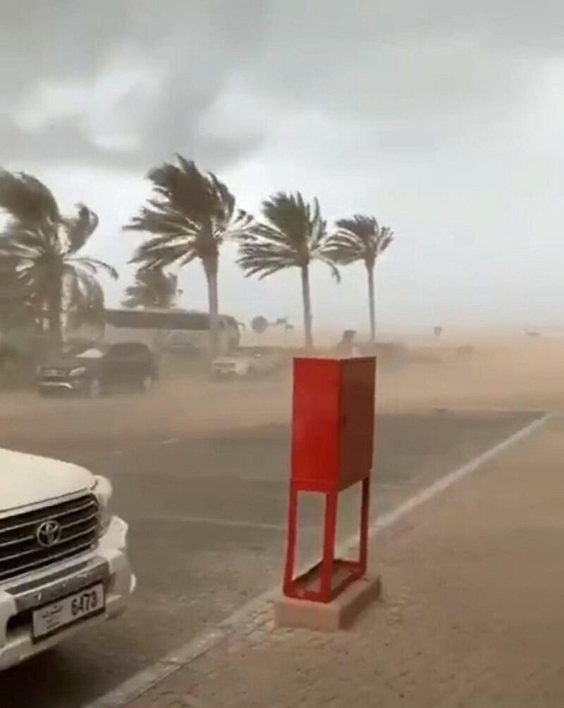 Wind in Abu Dhabi. Twitter/ @Storm_centre