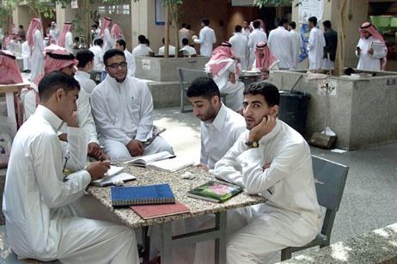 Saudi students gather at an outdoor cafe at King Saud University in

Riyadh. The university is one of several major

educational institutions turning out thousands of graduates every year

in search of jobs. The government is stepping up efforts at

"Saudization" in a country where a third of the workforce is foreign

and unemployment among Saudis is running anywhere between eight to 12

percent. REUTERS/Ali Jarekji



AJ/WS