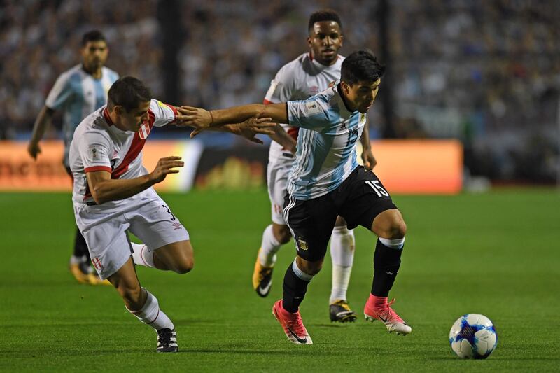 Peru's Aldo Corzo (L) and Argentina's Marcos Acuna vie for the ball during their 2018 World Cup football qualifier match in Buenos Aires on October 5, 2017. / AFP PHOTO / EITAN ABRAMOVICH