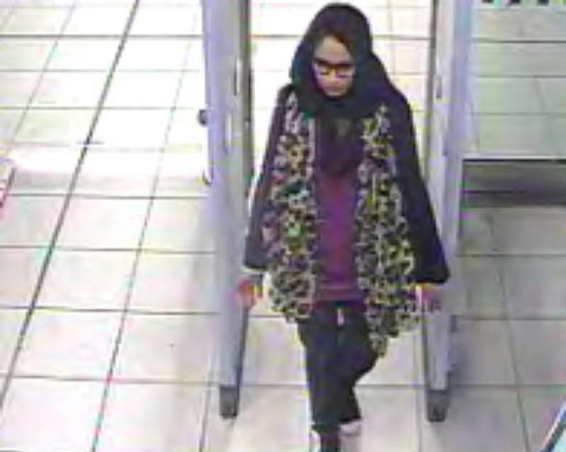 epa07381805 (FILE) - A handout photo made available by the London Metropolitan Police Service(MPS) on 20 February 2015 showing Shamima Begum at Gatwick Airport, England, 17 February 2015 (reissued 19 February 2019).  
According to reports from 19 February 2019, Shamima Begum who went to Syria to join the jihadist militia Islamic State (IS) could lose her British citizenship as is a dual British-Bangladeshi national. Begum wants to return to Britain after fleeing to Syria to marry an IS fighter four years ago when she was 15.  EPA/LONDON METROPLITAN POLICE / HAND  HANDOUT EDITORIAL USE ONLY/NO SALES *** Local Caption *** 54984335