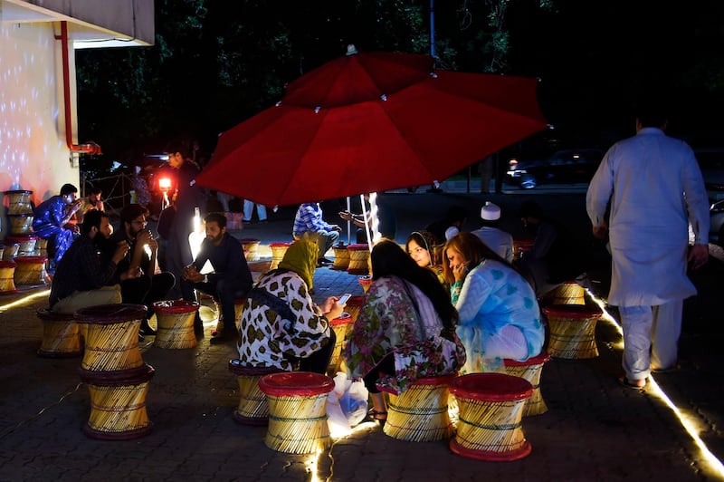 Pakistani people gather to drink tandoori tea in clay pots at a market in Islamabad. It's a cuppa like no other. Every evening in Islamabad a crowd arrives at Sanaullah's street stall to taste his "tandoori chai" - milk tea served in terracotta mugs, still hot from his traditional oven. The old-fashioned cups are placed directly inside the tandoor, where they are baked at high temperatures. Photo: AFP / Farooq Naeem