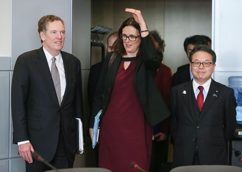 TOPSHOT - European Commissioner for Trade Cecilia Malmstrom (C), US trade representative Robert Lighthizer (L) and Japan's Economy Minister Hiroshige Seko arrive for a meeting for talks after US President imposes tariffs of 25 percent on steel and 10 percent on aluminum, on March 10, 2018 at the European Commission headquarters in Brussels. / AFP PHOTO / POOL / STEPHANIE LECOCQ